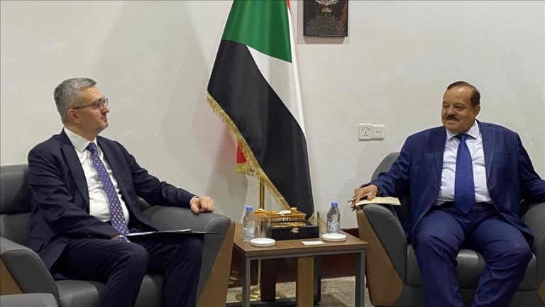 لقاء نائب وزير الخارجية التركي  رئيس مجلس السيادة السوداني في بورتسودان لتعزيز التعاون الثنائي