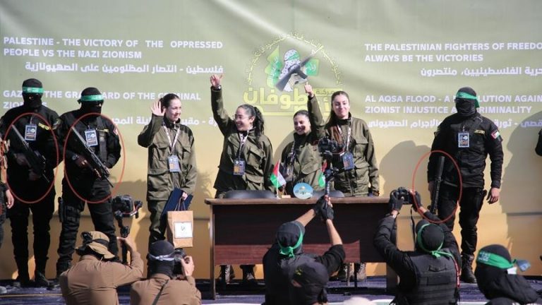 بندقية “تافور” الإسرائيلة في أيدٍ فلسطينية: حماس تحتفل بتسليم المجندات الأسيرات في غزة