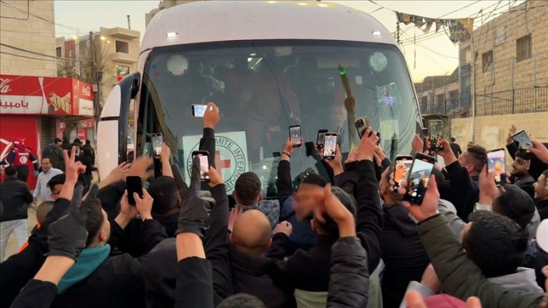 وسط تهليل وتكبير.. 66 فلسطينيا محررا يصلون رام الله