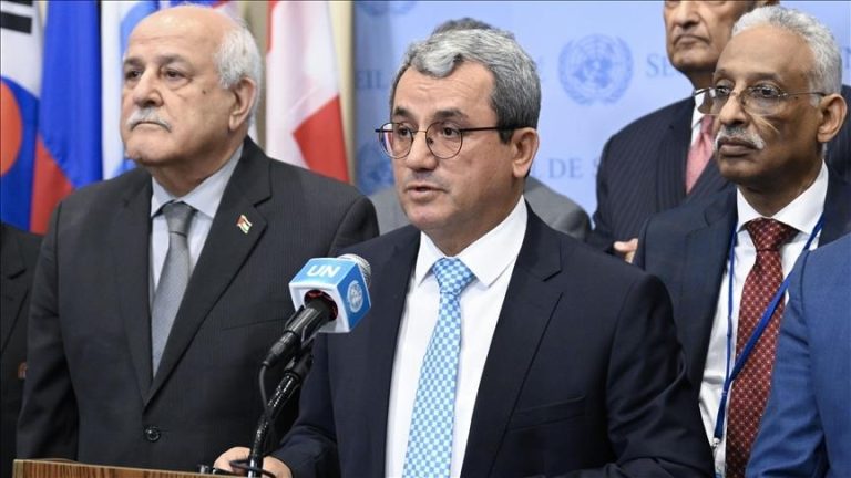 مندوب تركيا بالأمم المتحدة يدعو المجتمع الدولي إلى رفع العقوبات عن سوريا خلال جلسة مجلس الأمن.