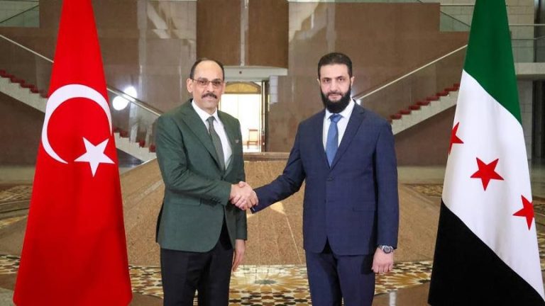 أحمد الشرع يلتقي إبراهيم قالن في دمشق لتعزيز العلاقات السورية التركية
