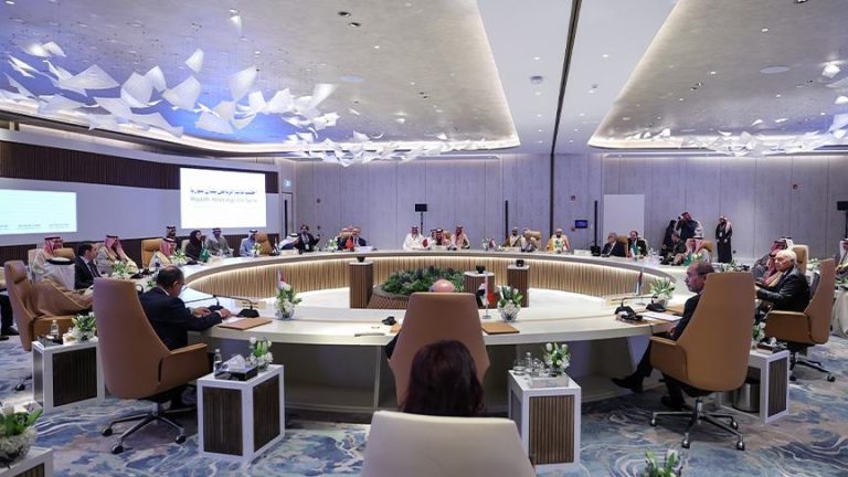 اجتماع الرياض يدعو لرفع العقوبات وتسهيل عودة اللاجئين السوريين إلى بلادهم