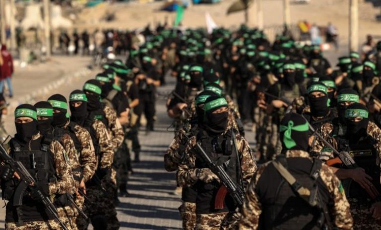 رجال المقاومة في حركة حماس يحتفلون ببدء الهدنة في خان يونس، مما يثير غضب الأوساط الإسرائيلية.