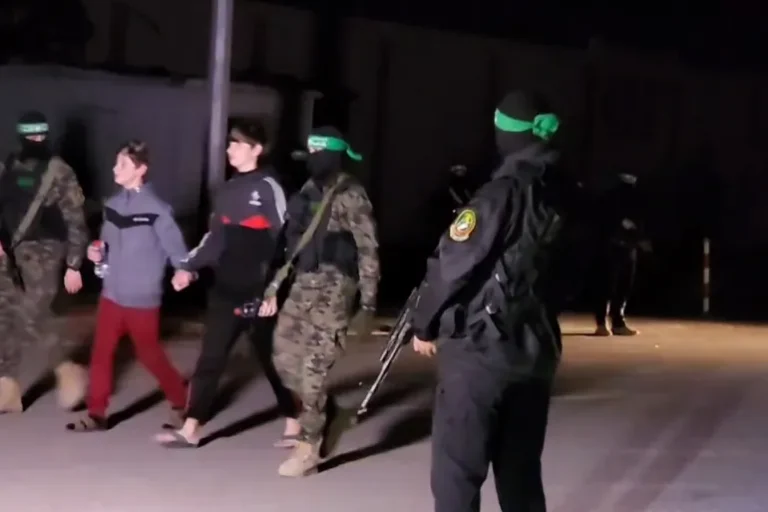 إطلاق سراح الرهائن الإسرائيليات في صفقة تبادل الأسرى بين الفلسطينيين والاحتلال