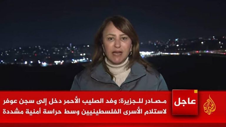 اعتقال طاقم قناة الجزيرة أثناء تغطية أحداث سجن عوفر بواسطة الأجهزة الأمنية الفلسطينية.