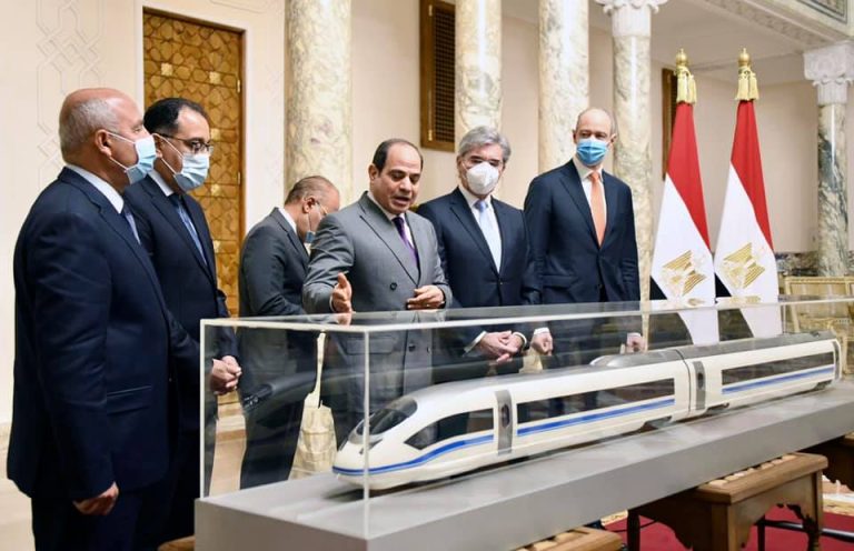 الحكومة المصرية تسعى لاقتراض 318 مليون يورو لتمويل شبكة القطارات السريعة