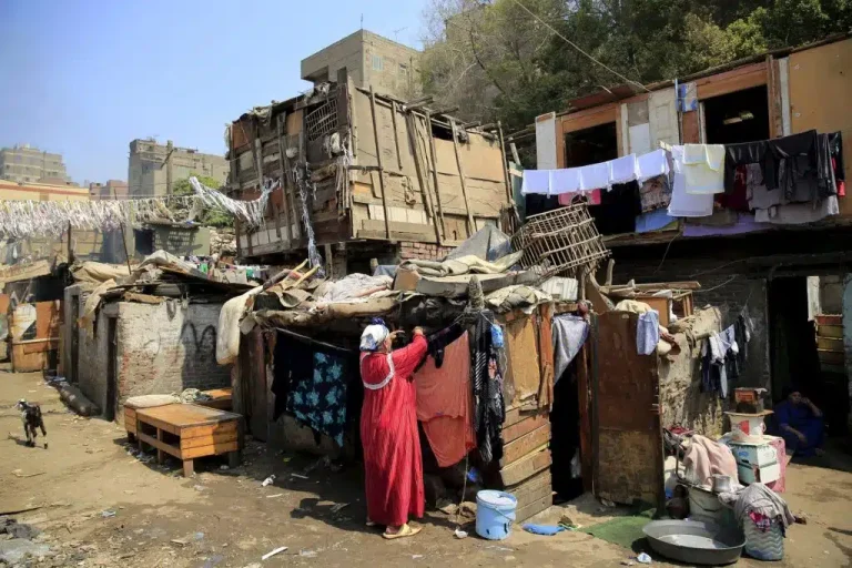القاهرة تغرق في ثروات المليونيرات بينما يغرق الشعب المصري في الفقر المدقع