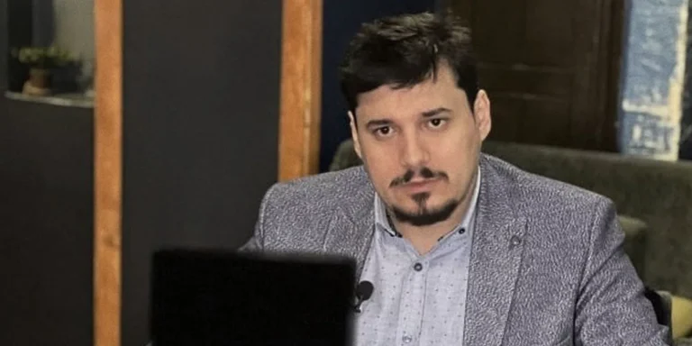 ترحيل الناشط ليث الزعبي من مصر بعد مطالبته برفع علم الثورة السورية