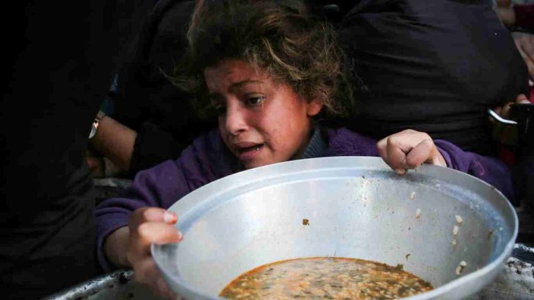 قُتل عماد وهو يبحث عن طعام لأطفاله.. إلى متى ستبقى عائلات غزة تتحمل هذا الحزن لتواصل صمودها الإجباري؟