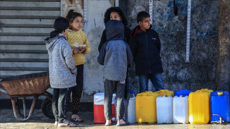 تلوث مياه الشرب في غزة يصل لمستويات كارثية تهدد حياة السكان الأبرياء
