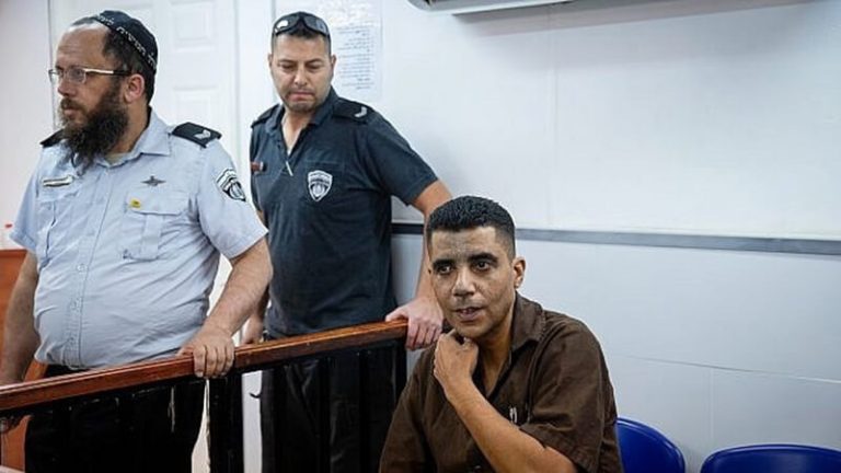 الاحتلال الإسرائيلي يمنع زكريا الزبيدي من العودة إلى مخيم جنين بعد الإفراج عنه