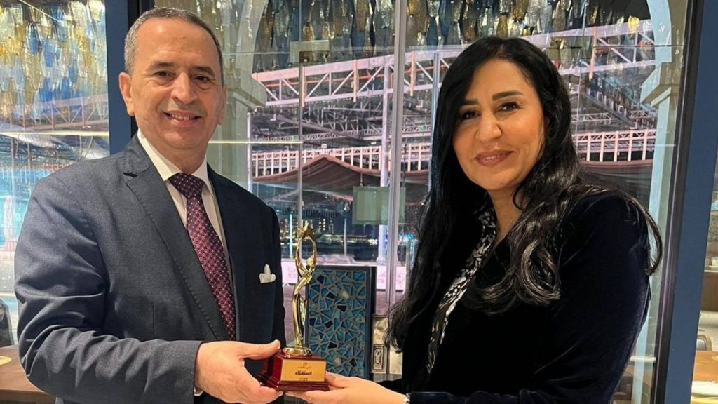 دعاء حسن تسلم ماهر المذيوب درع جائزة أفضل برلماني وحقوقي عربي لعام 2024 في الدوحة