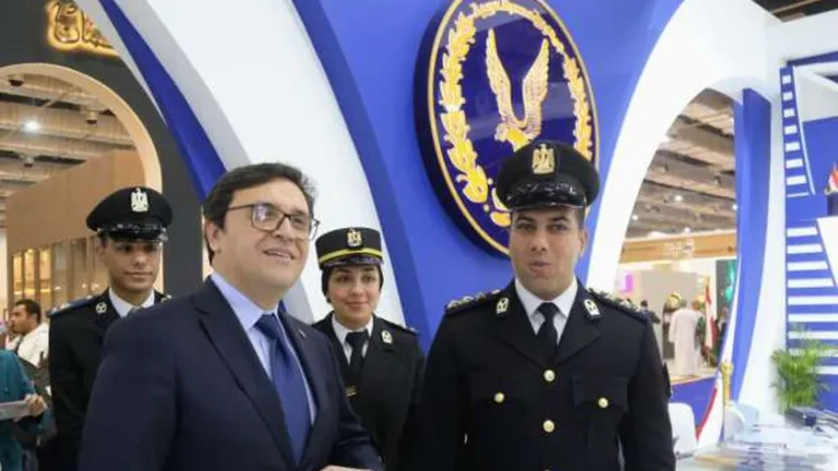 وزير الثقافة يزور جناح وزارة الداخلية بمعرض الكتاب ويشيد ببطولات الشرطة المصرية