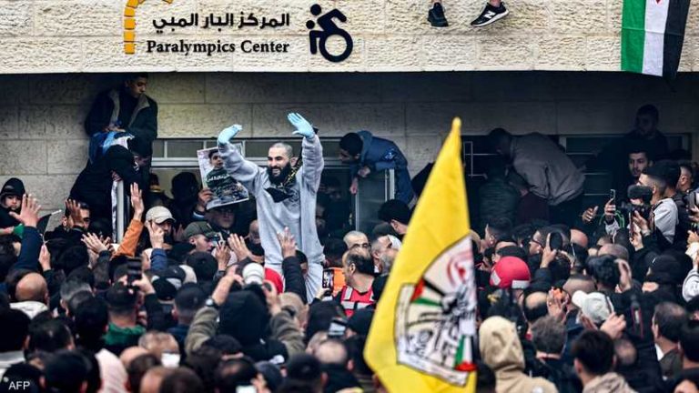 بالهتافات وارتداء الكوفيات..فرحة فلسطينية عارمة بخروج الأسرى المحررين