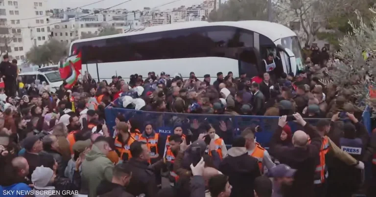 إسرائيل تؤجل الإفراج عن المعتقلين الفلسطينيين بعد تحرير 6 رهائن