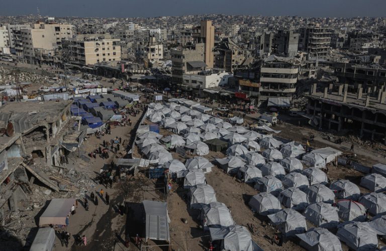 الدفاع المدني في غزة: الاحتلال يماطل لتعطيل دخول المساعدات والمعدات الثقيلة