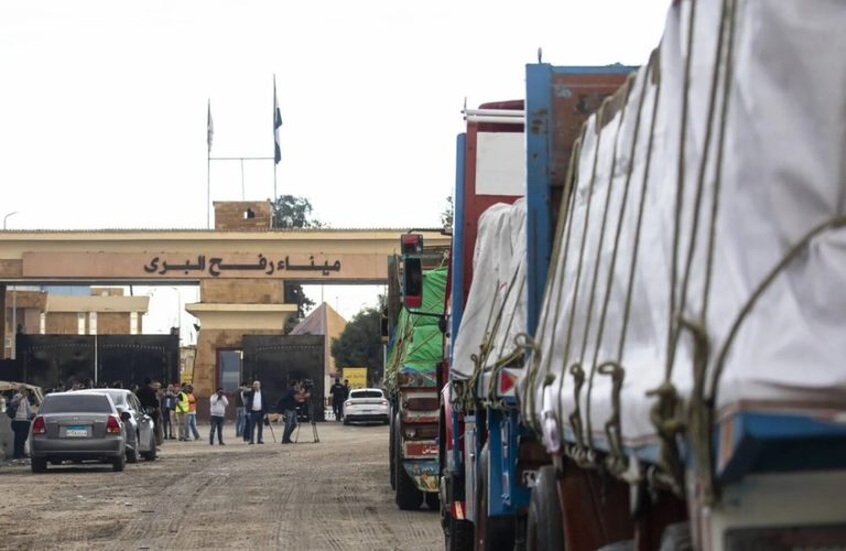 بدء دخول عشرات المنازل المتنقلة والمعدات الثقيلة من مصر إلى غزة