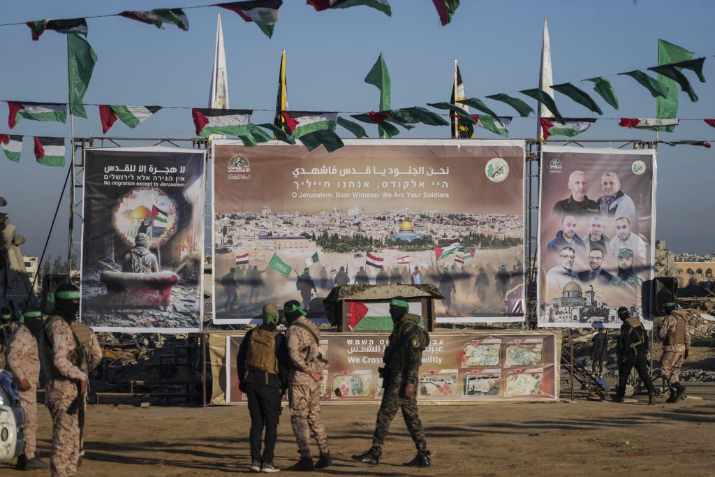 الاحتلال يعلن تَسلّم الأسرى الثلاثة المفرج عنهم