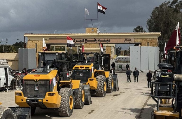مصر تبدأ إدخال معدات إعمار غزة