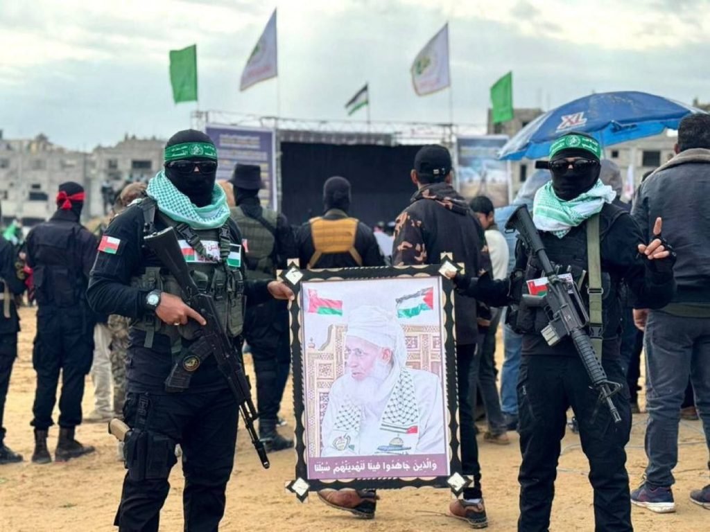 القسام ترفع صورة مفتي سلطنة عمان تقديرا لمواقفه الداعمة
