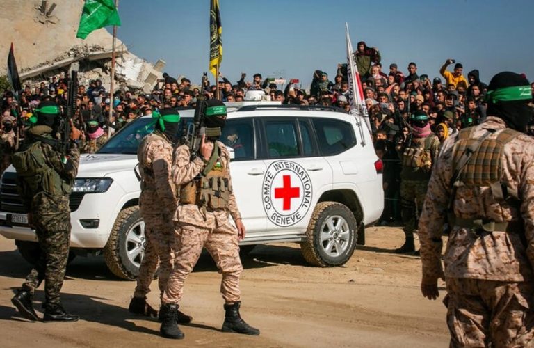 إعلام عبري: حماس ستسلم مصر 4 جثث لإسرائيليين مقابل الإفراج عن أسرى فلسطينيين