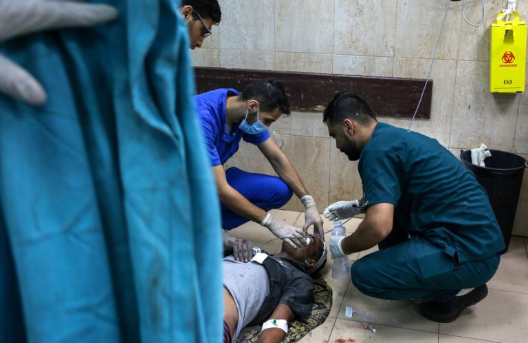 فريق طبي مصري يدخل قطاع غزة في مهمة إنسانية