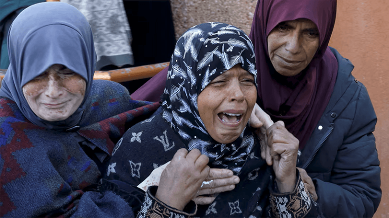 ميدل ايست اي : فلسطينيون في شمال غزة يواجهون الشتاء القارس تحت الأنقاض وفي العراء، ويرفضون الرحيل.