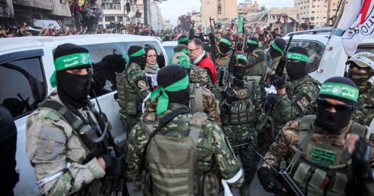 6 محتجزين و4 جثث تمهد لجولة ثانية من اتفاق غزة