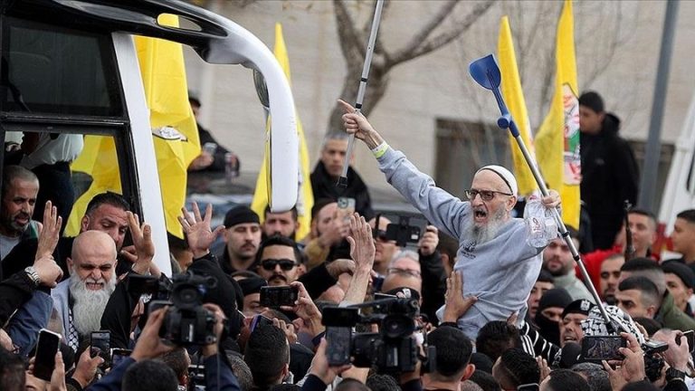 أسرى فلسطينيون محررون يكشفون عن تعرضهم لتهديدات وضرب قبل الإفراج عنهم