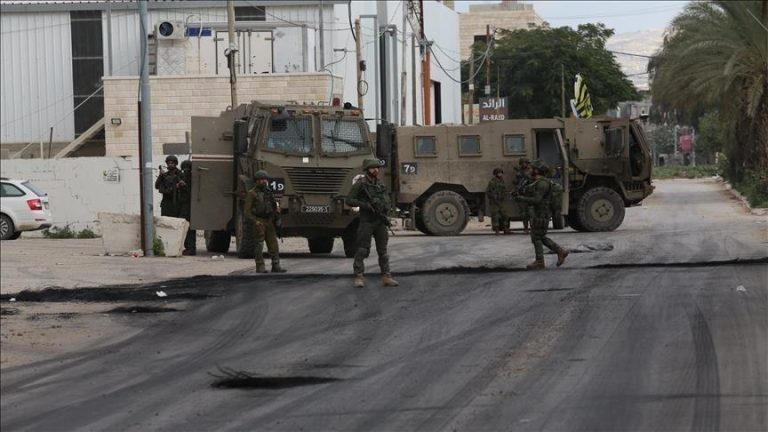 قوات الاحتلال تقتحم مناطق فلسطينية وتُخلّف إصابات واعتقالات في الضفة الغربية