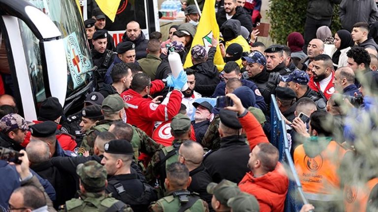 الإعلام الدولي يتجاهل معاناة الأسرى الفلسطينيين: “ازدواجية معايير صارخة”