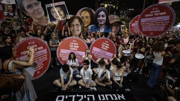 آلاف الإسرائيليين يطالبون الحكومة بإتمام المرحلة الثانية من صفقة تبادل الأسرى مع حماس