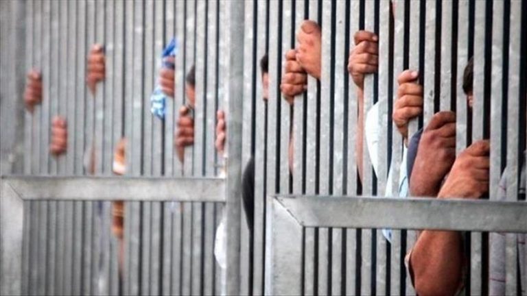 مؤسسات فلسطينية وحماس تحمّلان إسرائيل مسؤولية سلامة الأسرى في سجن عوفر