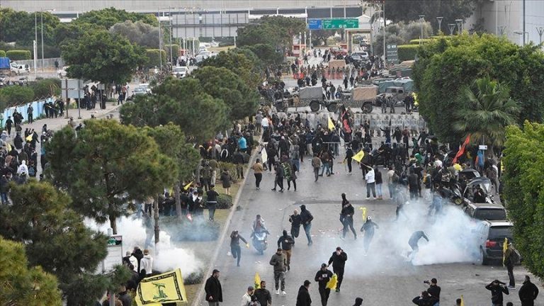 تصاعد التوتر في طريق مطار بيروت بعد إصابة 23 جنديًا في مواجهات مع أنصار “حزب الله”