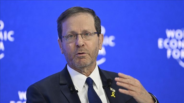 هرتسوغ يهاجم “بي بي سي” بسبب تغطيتها لتنكيل إسرائيل بالأسرى الفلسطينيين