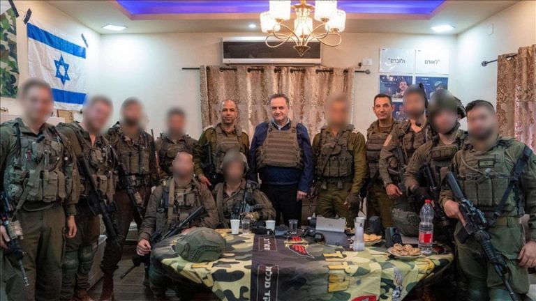 وزير الدفاع الإسرائيلي يقتحم منزلًا فلسطينيًا في مخيم طولكرم برفقة جنود إسرائليين