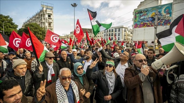 التونسيون ينتفضون ضد مخطط ترامب لتهجير الفلسطينيين