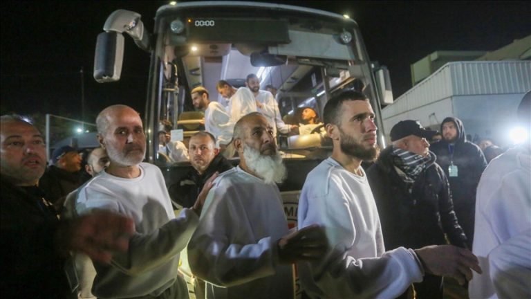 حماس تعلن اكتمال الدفعة السابعة من تبادل الأسرى بإفراج إسرائيل عن 46 أسيراً