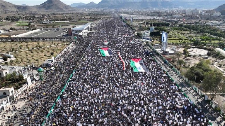 عشرات الآلاف في اليمن يتظاهرون رفضًا لمخطط تهجير الفلسطينيين من غزة
