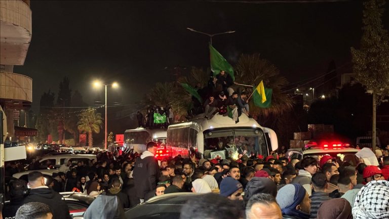إسرائيل تعلن تأجيل الإفراج عن الأسرى الفلسطينيين وسط استمرار وقف إطلاق النار