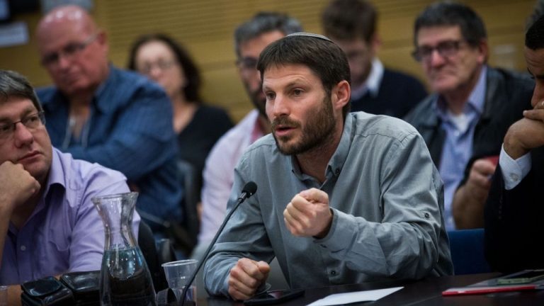 الاحتلال يصادر 320 مليون شيكل من أموال الضرائب الفلسطينية لتعويض عائلات المستوطنين القتلى