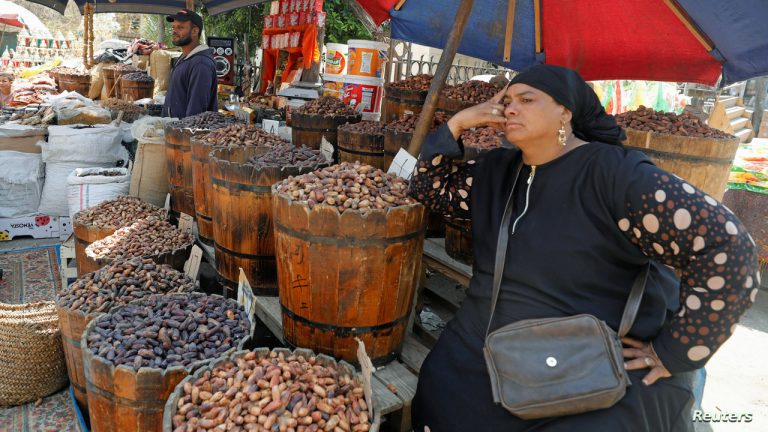 الحكومة تؤكد توفير السلع الرمضانية بالأسواق رغم ارتفاع الأسعار وفقًا للخبراء الاقتصاديين