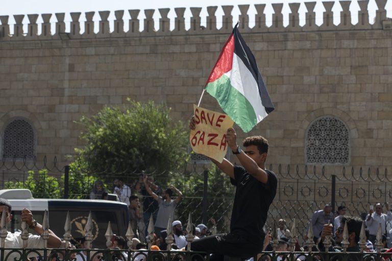 الرئيس الأمريكي يسعى لتهجير الفلسطينيين وسط رفض مصري وأردني لخطته المقترحة