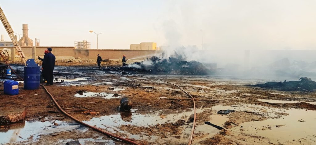 النيابة العامة تحقق في حريق ضخم بالسويس وفرق الإطفاء تسيطر على النيران