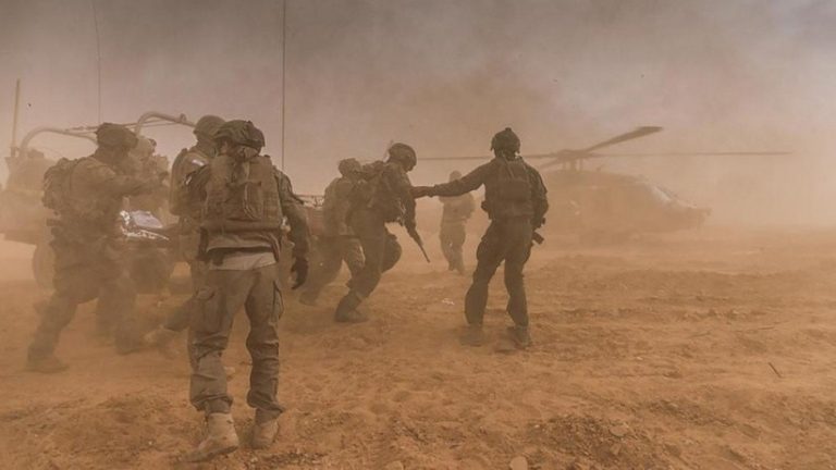 انهيار مبنى ورافعة بفعل الرياح العاتية في رفح يؤدي إلى مقـتل جندي وإصابة 4 آخرين