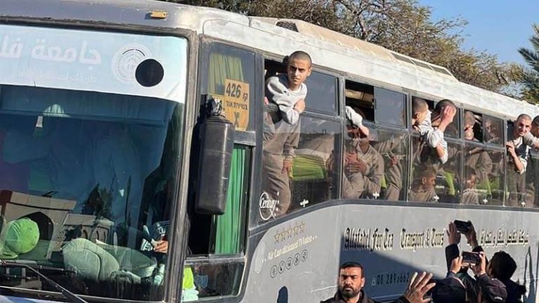 الإفراج عن 46 طفلًا فلسطينيًا وامرأتين في إطار صفقة تبادل الأسرى