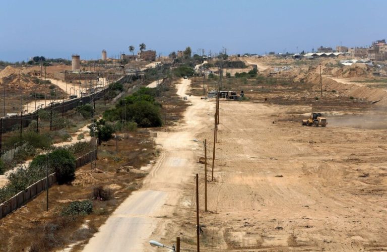 مصر تهدد بتحرك عسكري وترفض خطة ترامب لترحيل الفلسطينيين إلى سيناء
