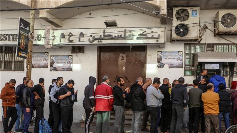 الحكومة الفلسطينية تعلن عدم صرف رواتب موظفيها قبل عيد الفطر بسبب العقوبات الإسرائيلية