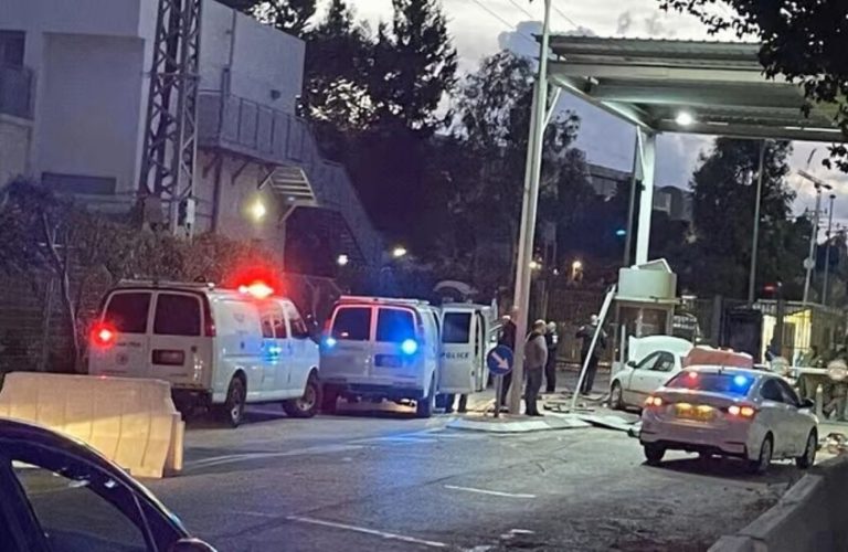 فلسطيني يقتحم قاعدة عسكرية في تل أبيب بسيارة ويدهس جنديا