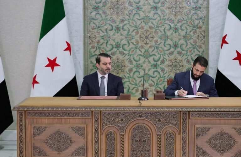 سوريا..أحمد الشرع يوقع على الإعلان الدستوري
